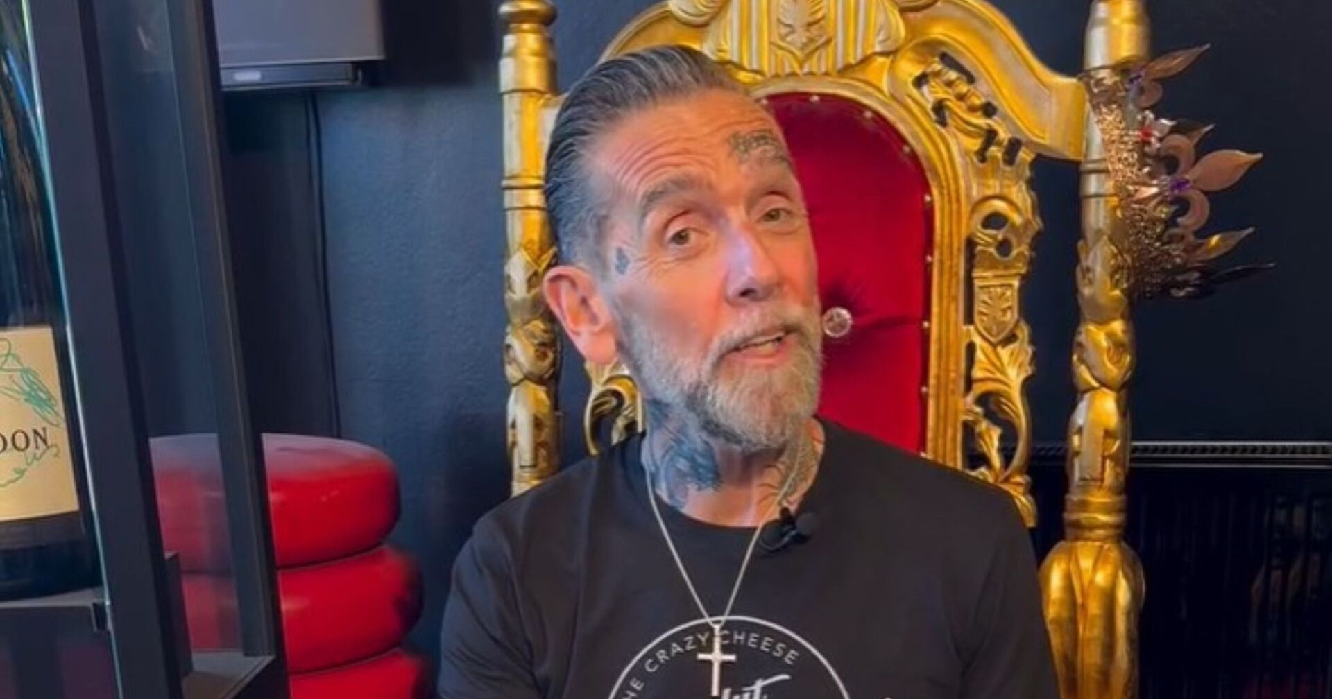 Crazy Cheese-Gründer Roland Ludomirska sitzt auf einem goldenen Thron und spricht in einem Social-Media-Video über seine Marke.