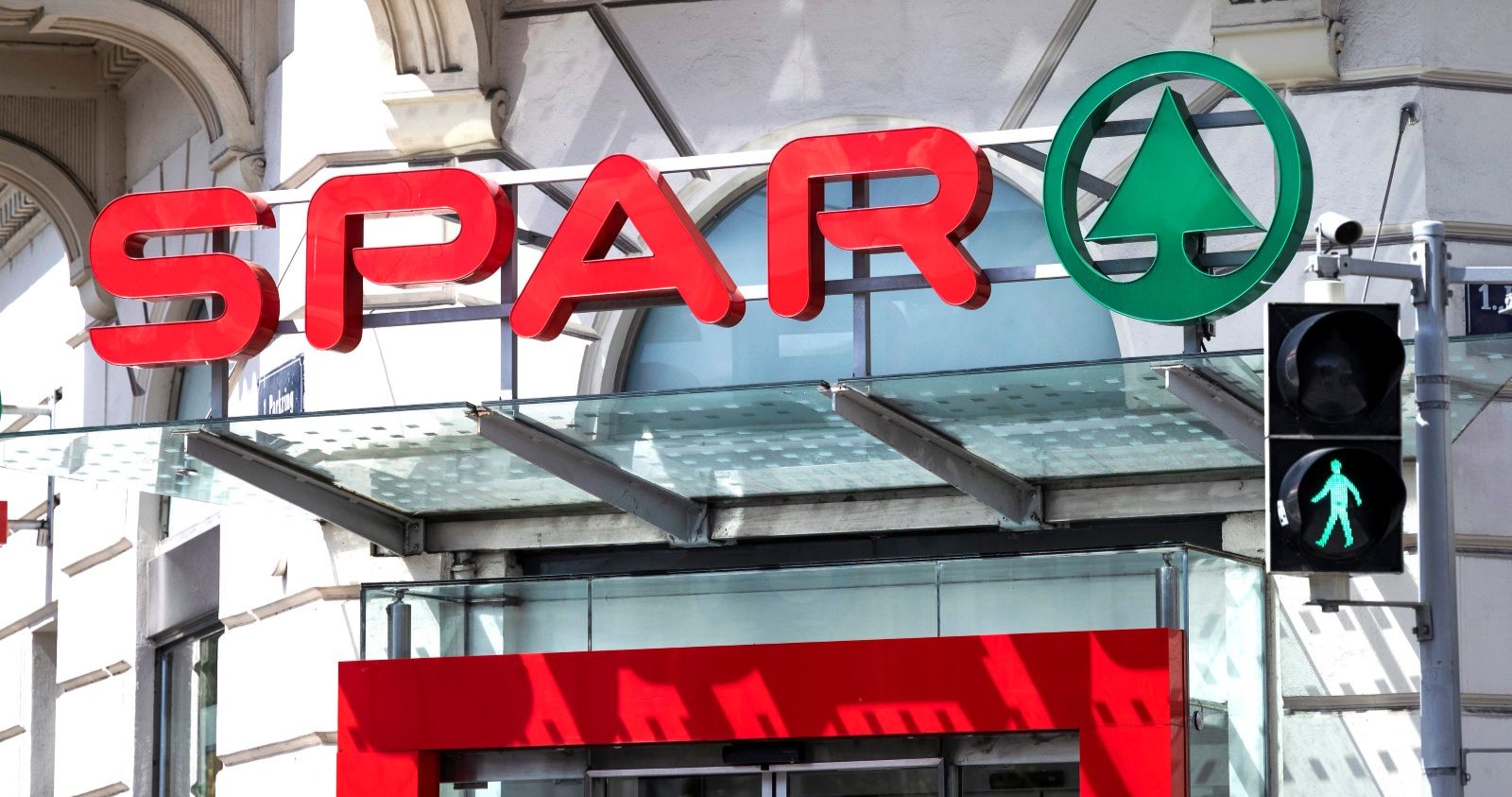Eingang eines Spar-Supermarktes