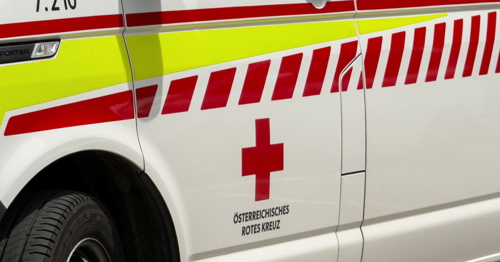 Rotes Kreuz Rettungsfahrzeug bei Einsatz nach Traktor-Unfall in Satteins Vorarlberg