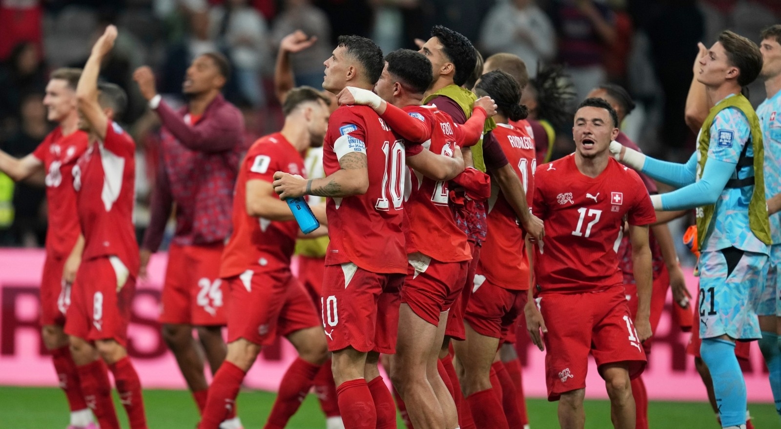 Schweizer Nationalmannschaft jubelt nach dem Sieg gegen Algerien.