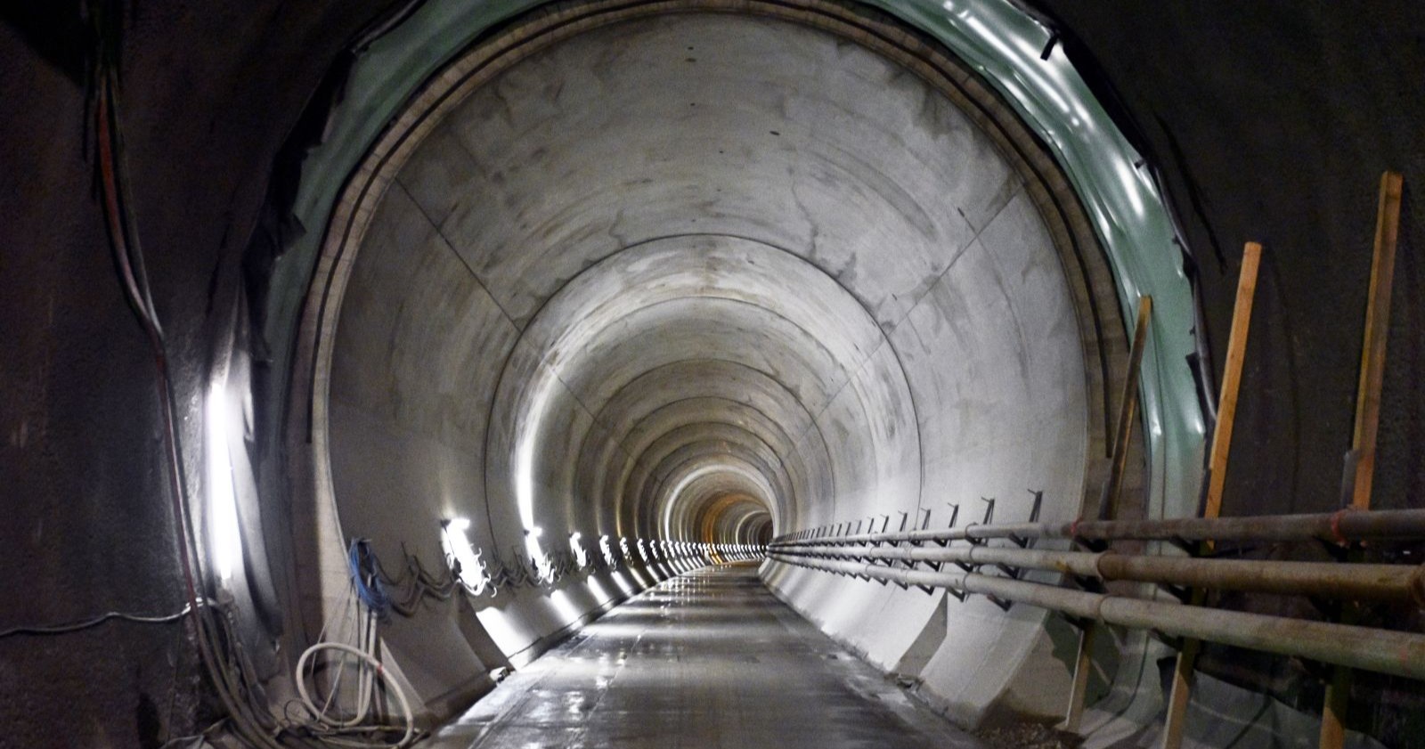 Tunnelröhre des Semmering-Basistunnels mit Beleuchtung und Baustelleninfrastruktur nach tödlichem Unfall