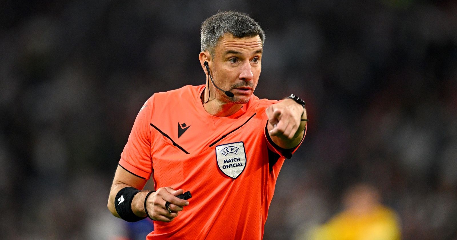 Slavko Vinčić zeigt während eines Fußballspiels auf den Platz. Der slowenische Schiedsrichter leitet das WM-Finale 2026 zwischen Argentinien und Spanien.