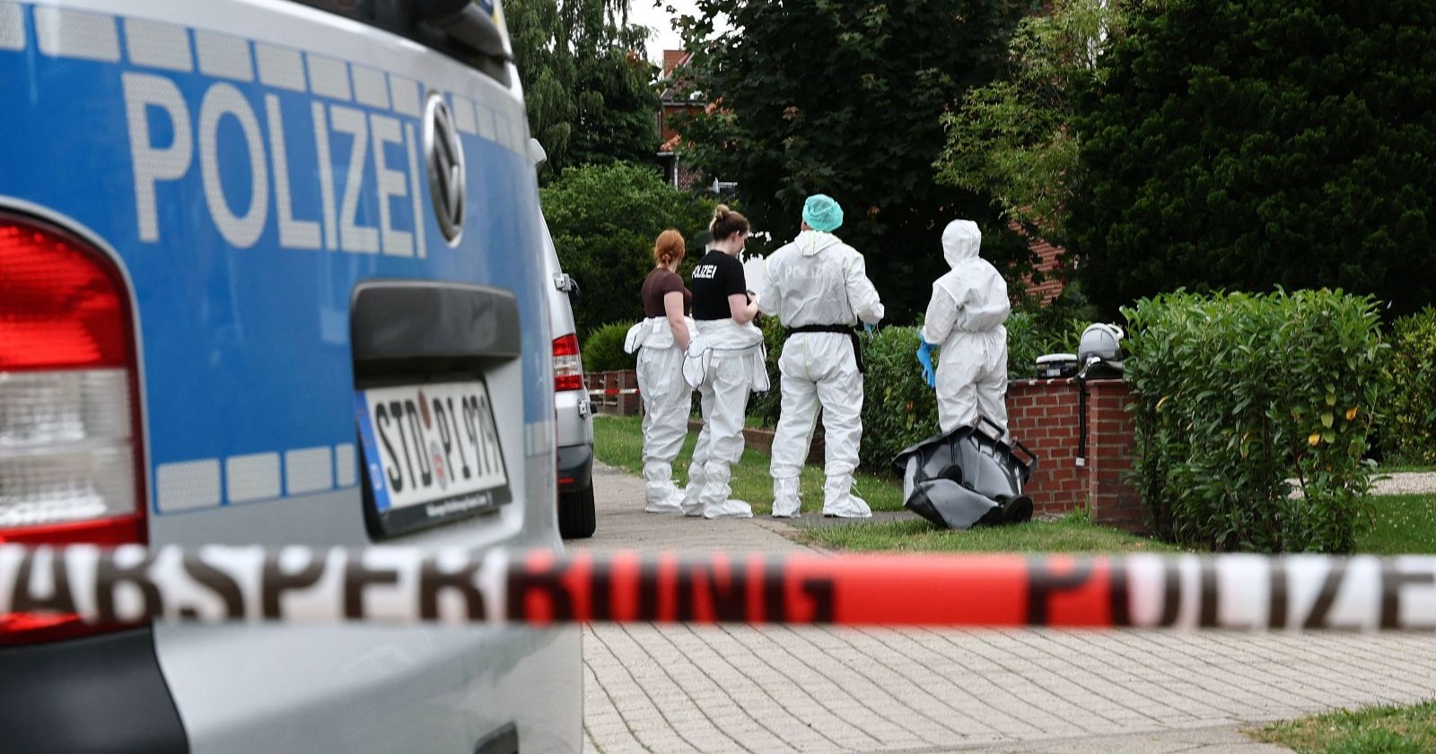 Polizei und Forensiker sichern Spuren am Tatort in Stade nach tödlicher Schussattacke mit sechs Opfern, Verdächtiger tot in U-Haft aufgefunden
