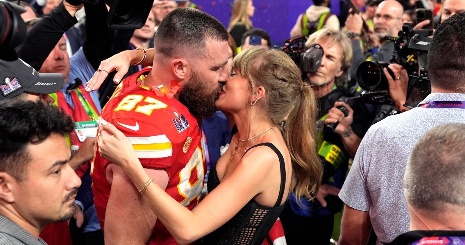 Taylor Swift küsst Travis Kelce.