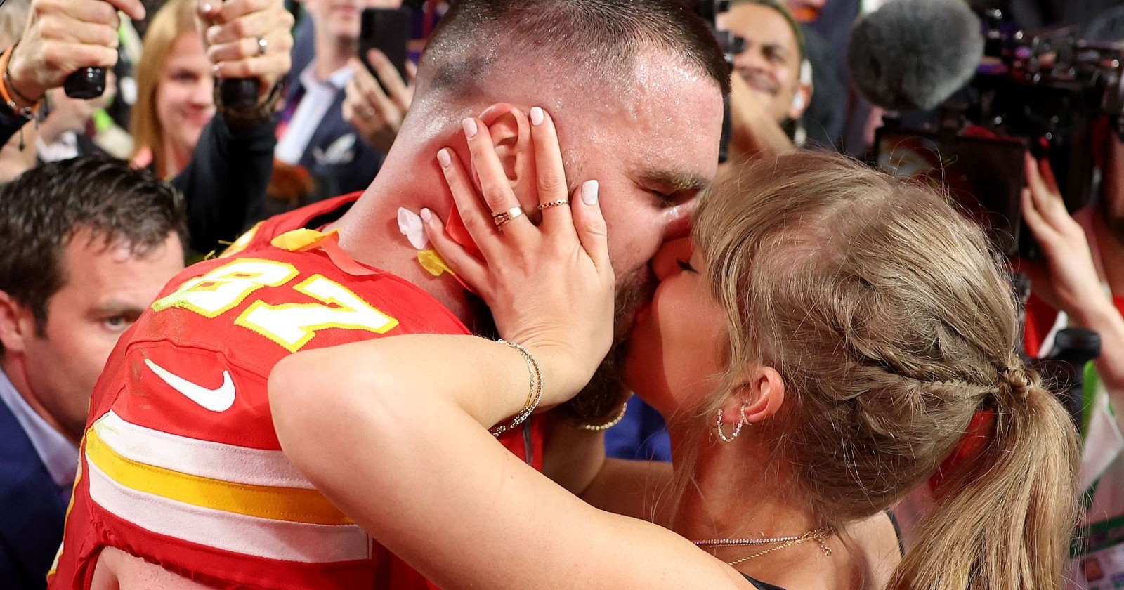 Taylor Swift küsst Travis Kelce nach einem NFL-Spiel. Das Paar steht im Mittelpunkt der Berichte über seine bevorstehende Hochzeit in New York.