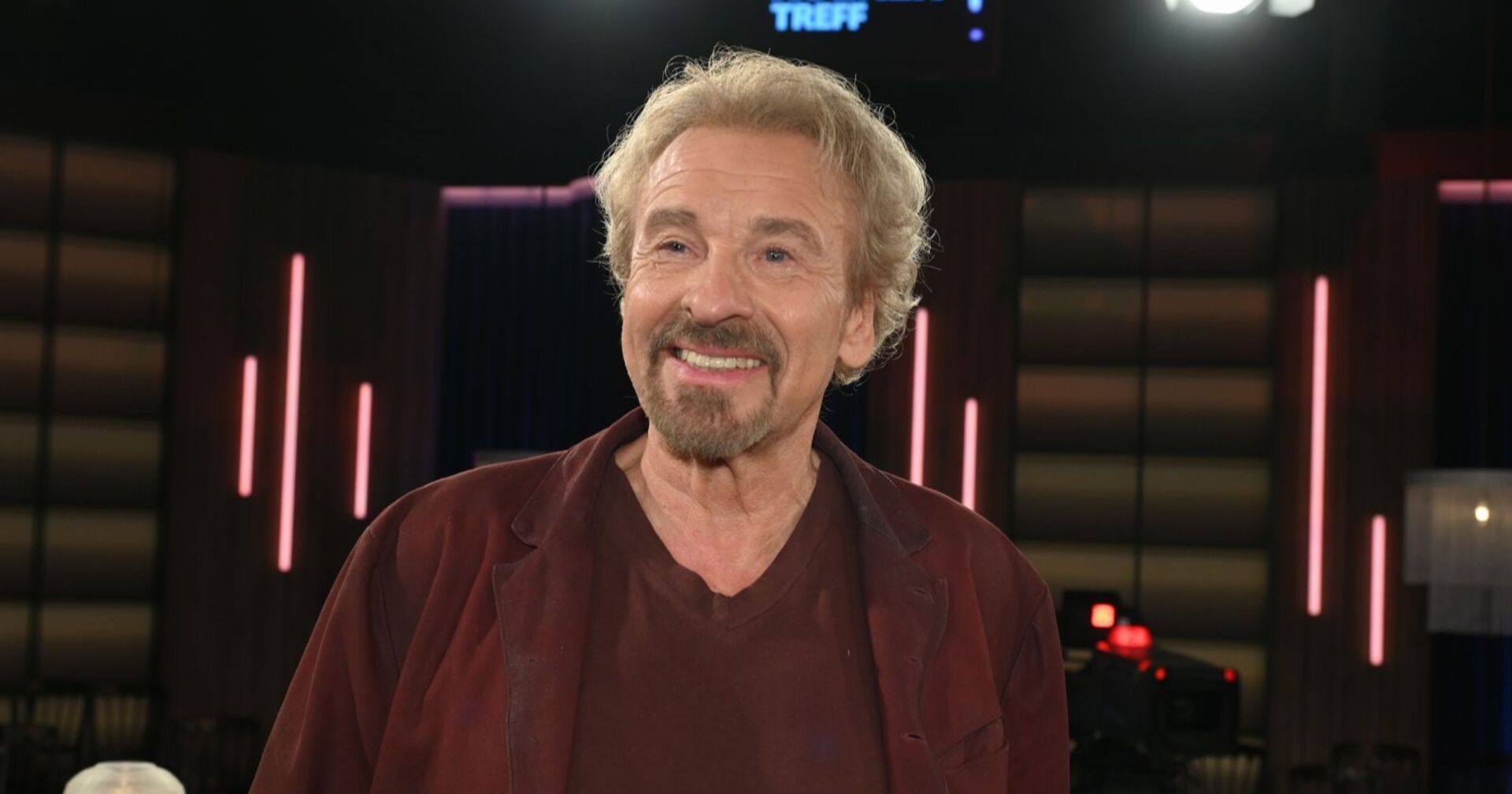 Thomas Gottschalk lächelt bei einem TV-Auftritt in die Kamera. Der Entertainer gab nach seiner Krebsdiagnose ein positives Gesundheitsupdate und erklärte, derzeit krebsfrei zu sein.