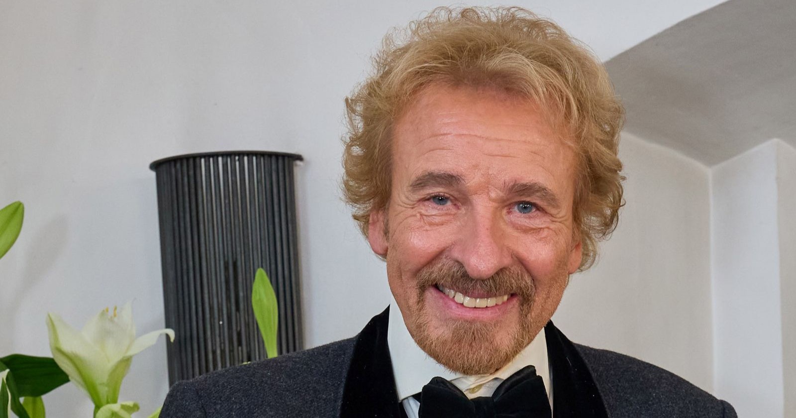 Thomas Gottschalk lächelt gut gelaunt in die Kamera während einem Auftritt bei der ROMY