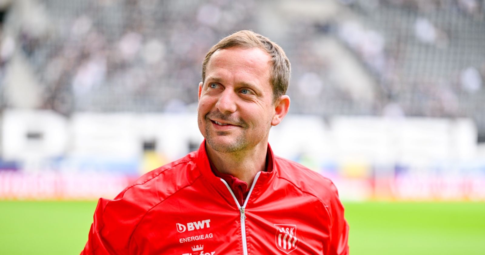 Thomas Sageder im roten Trainingsanzug auf dem Fußballplatz als neuer U15-Teamchef des ÖFB