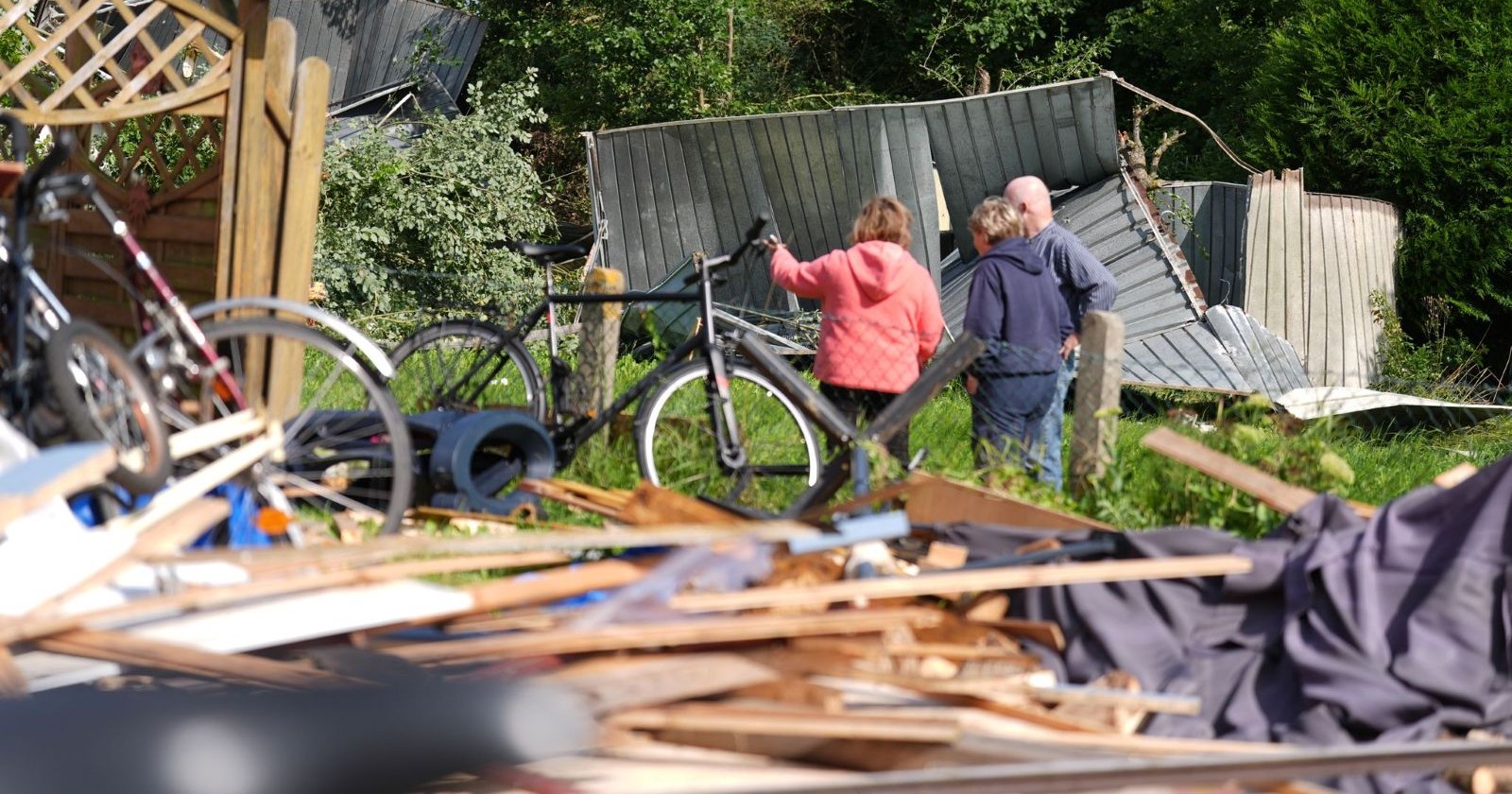 Bewohner die Tornado-Schäden an ihren Häusern in Glücksstadt begutachden