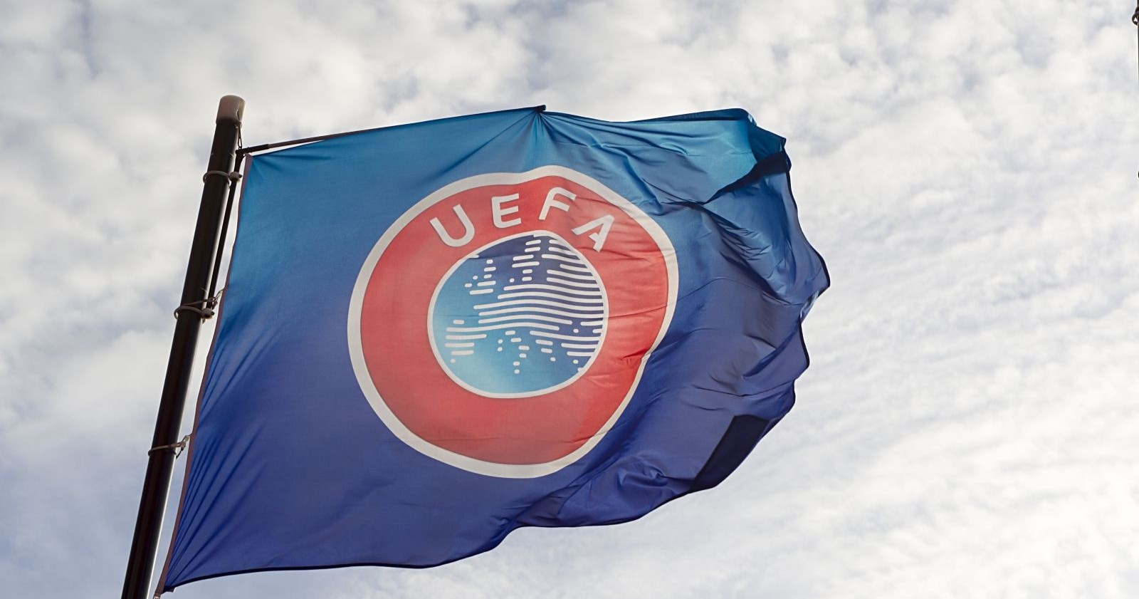 Eine Fahne der UEFA, der Veranstalterin der Europa und Champions League