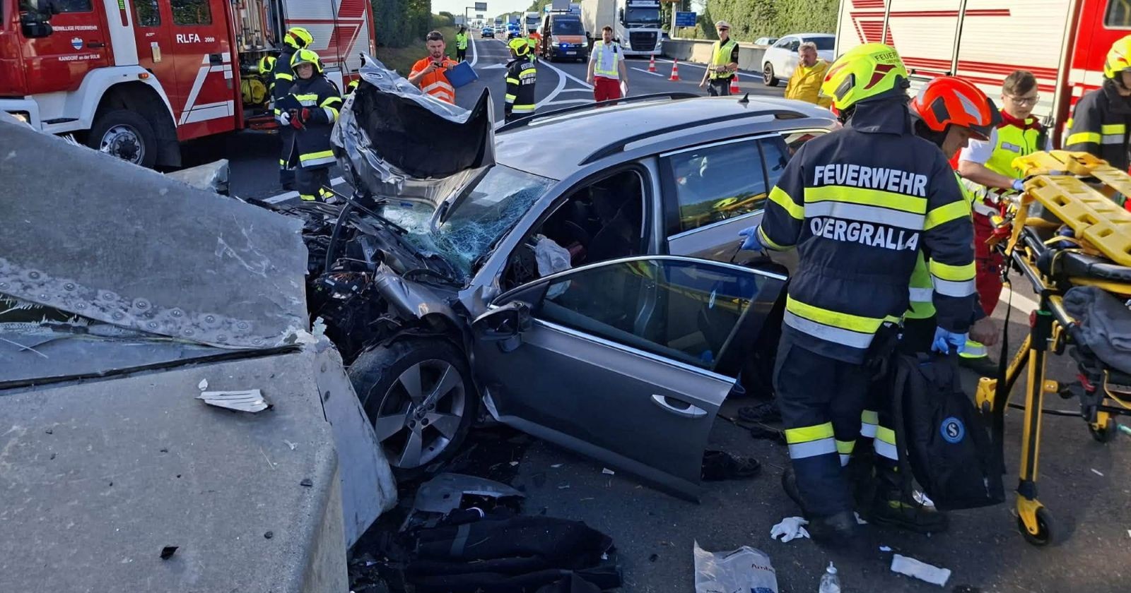 Einsatzfahrzeuge der Feuerwehr stehen auf der abgesperrten Pyhrn Autobahn A9