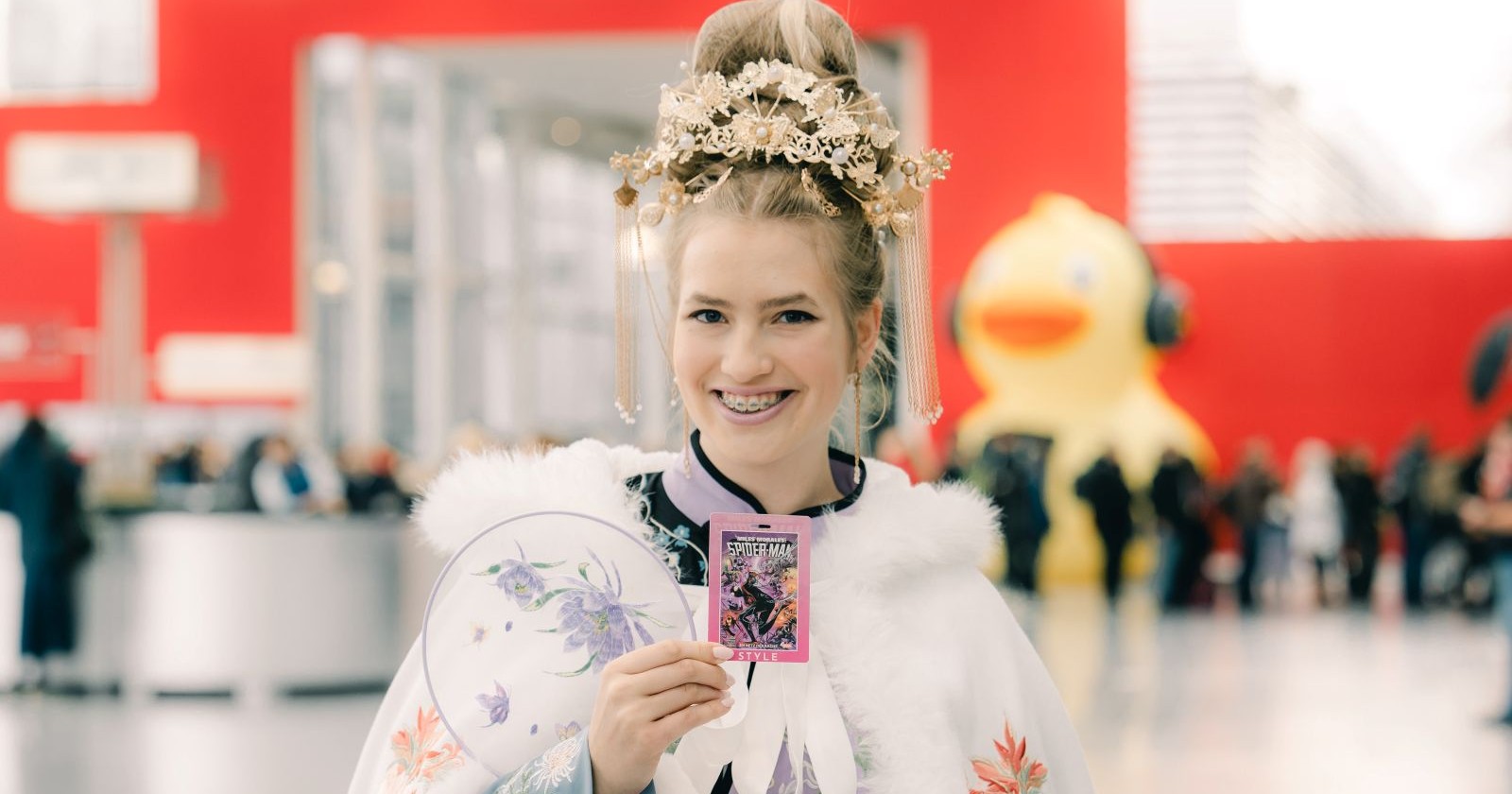 junge, blonde Vienna Comic Con-Teilnehmerin im Kostüm und mit Kopfschmuck