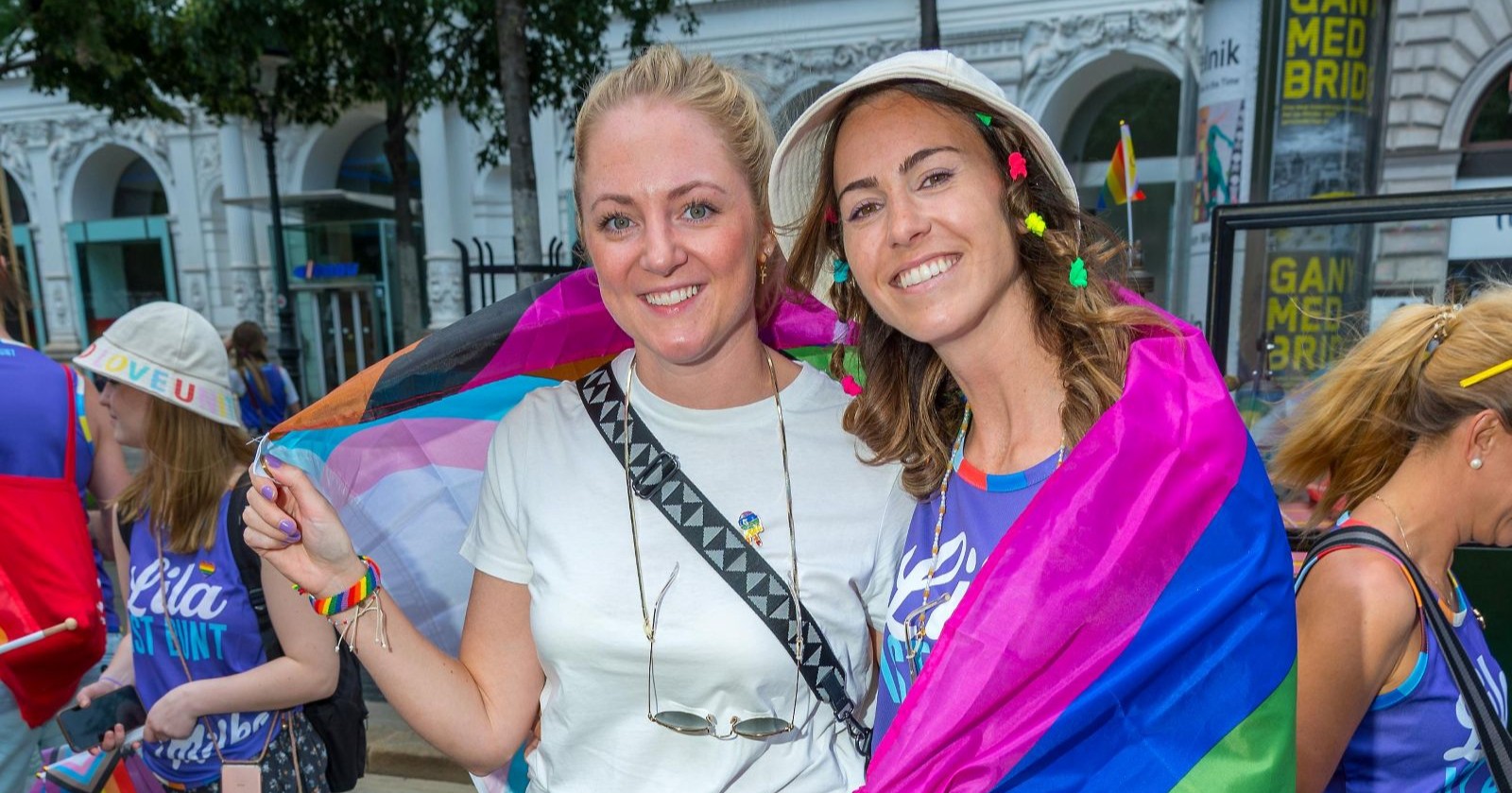 Viktoria Schnaderbeck und ihre Ehefrau Anna gemeinsam bei einer Veranstaltung. Die ehemalige ÖFB-Kapitänin und ihre Partnerin sind seit 2023 verheiratet und haben eine gemeinsame Tochter.