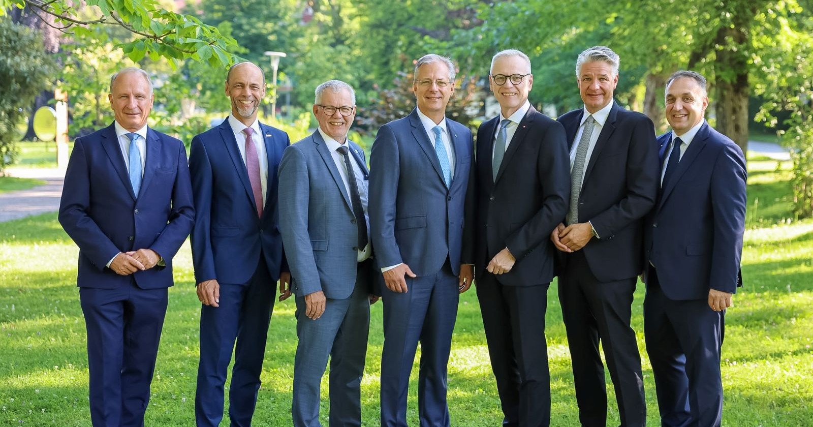 Gruppenfoto der Vorstände der Vereinigung Österreichischer Länderversicherer bei der Tagung in Villach im Freien mit Fokus auf Hitze und steigende Unfallrisiken