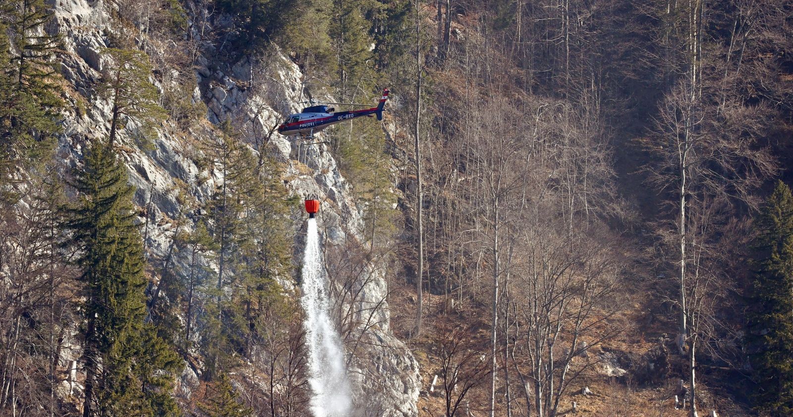 Polizeihubschrauber löscht Waldbrand im Pongau bei Werfen im steilen alpinen Gelände Sonderalarm