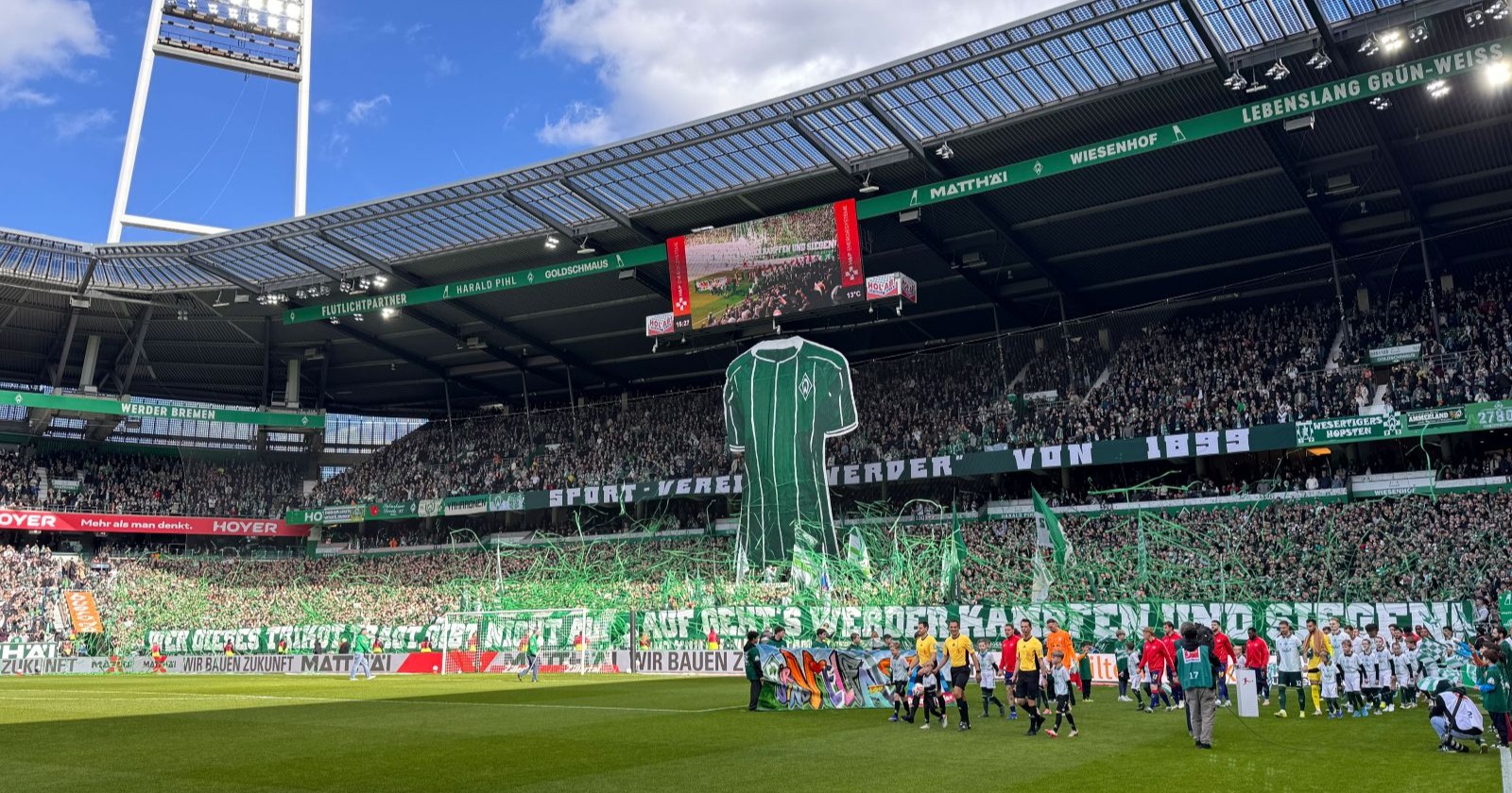 Weserstadion Bremen: Blick auf die voll besetzte Tribüne des Stadions von Werder Bremen, in dem später ein Teil der Ostkurven-Tribüne bei Bauarbeiten einstürzte.