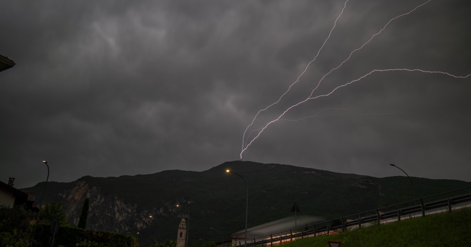 Blitzeinschlag in den Bergen, als Symbolbild für die Abkühlung des Wetters in Österreich.