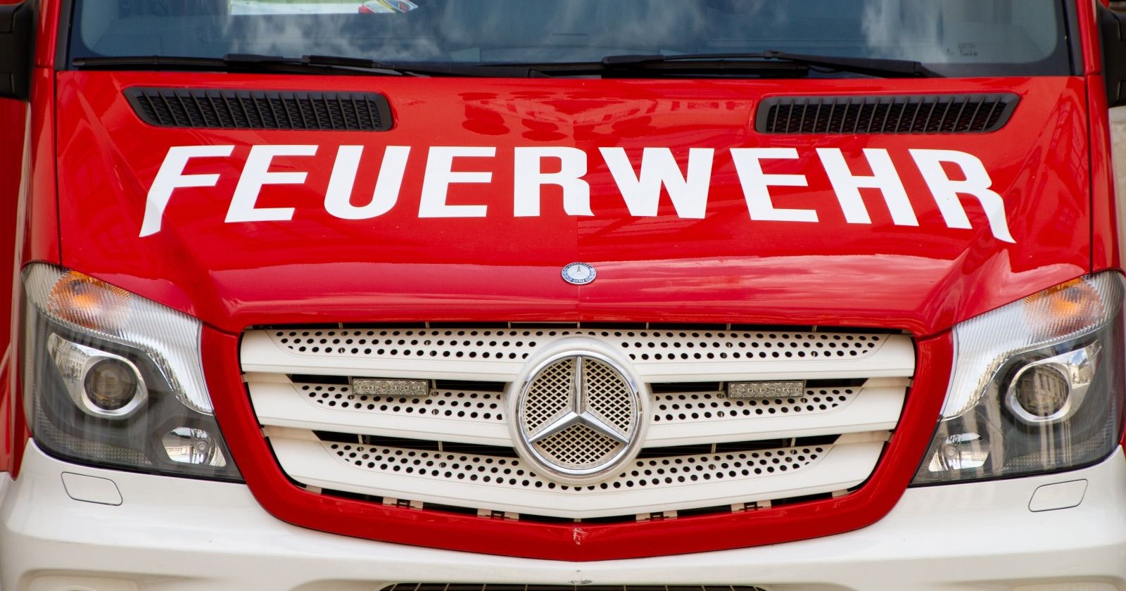 Feuerwehrfahrzeug bei Einsatz nach Strohlager-Brand in Wildendürnbach