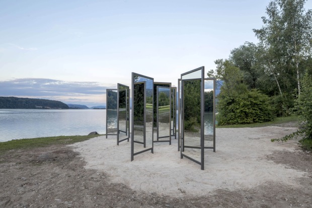 Armin Guerinos Installation "20 spiegel"