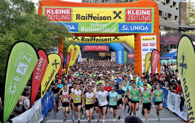 Läufer am Start des Raiffeisen Businesslaufs in Graz