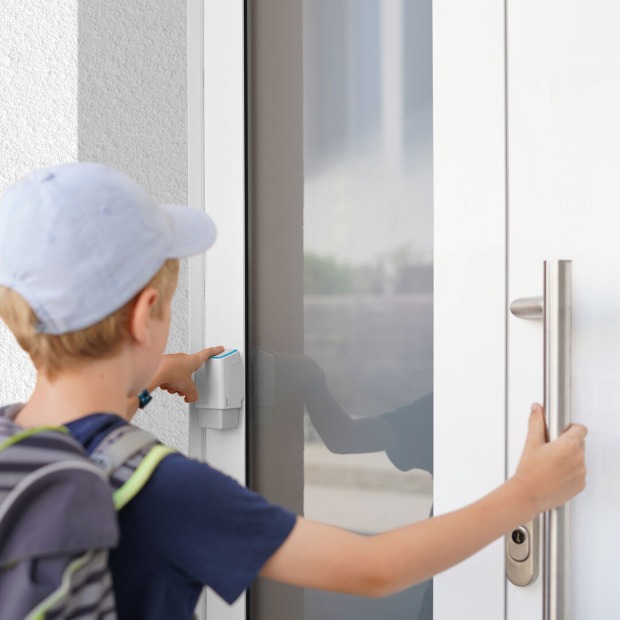 Junge öffnet via Fingerprint die Tür