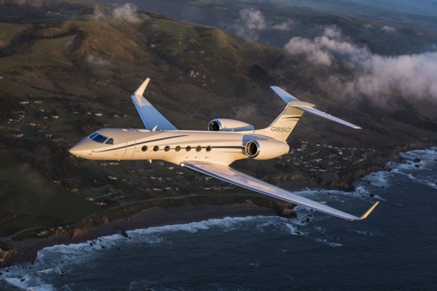 Ein Privatjet in der Luft
