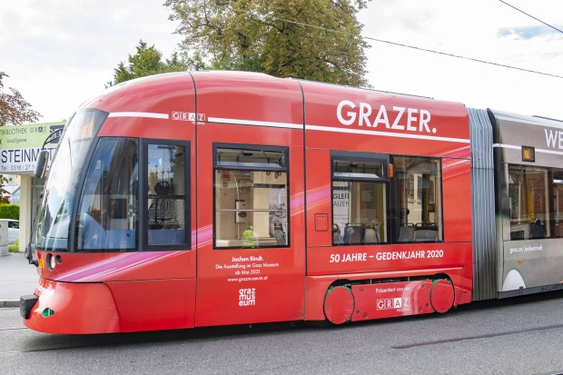 Straßenbahn im Jochen-Rindt-Design