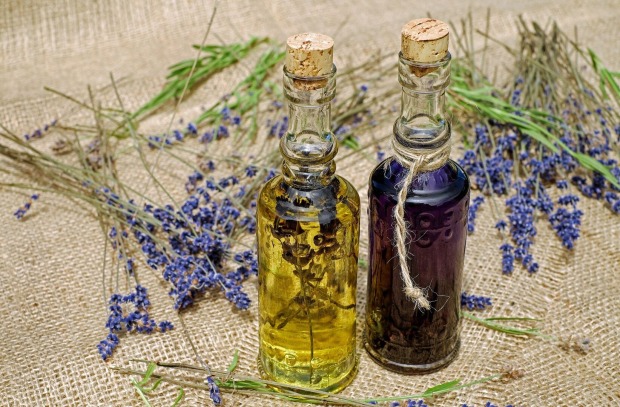 Zwei Lavendelöle mit Blumen.