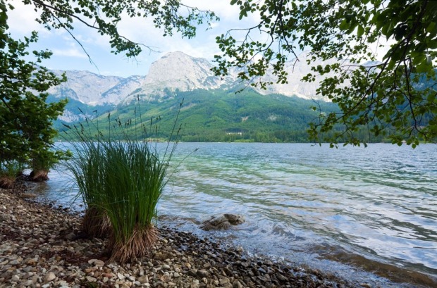 Blick vom Ufer des Toplitzsee auf die Berge