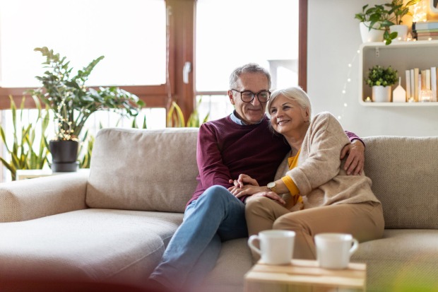 Älteres Ehepaar auf der Couch