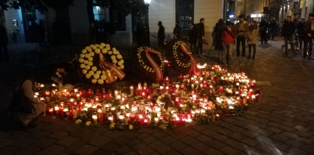 Kränze und Kerzen