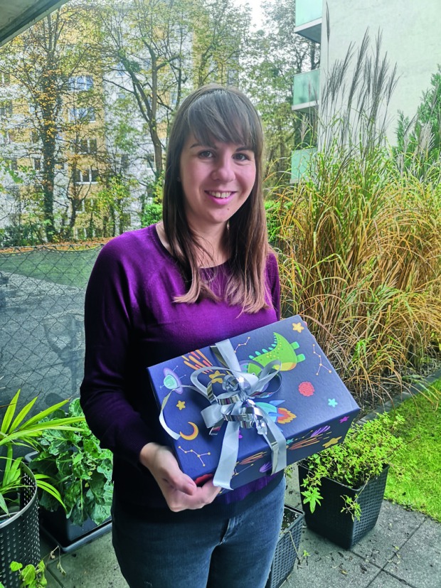 Das Geschenk für die Wichtelchallenge hat Elisabeth Stolzer schon gepackt.