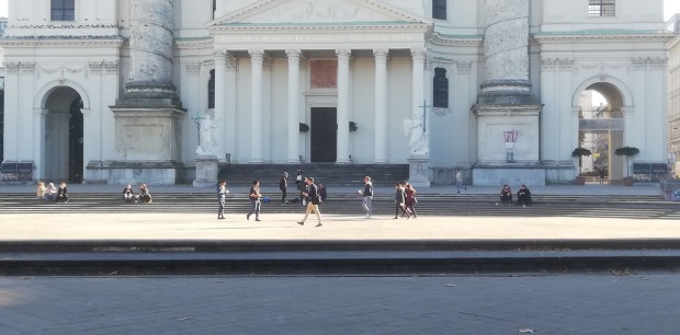 Vor der Karlskirche