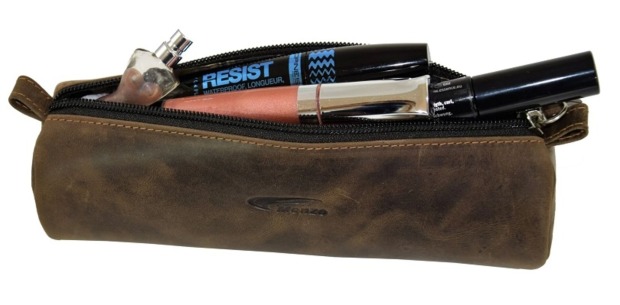 Ein Lederetui, darin Lippenstift, Wimperntusche und Parfum