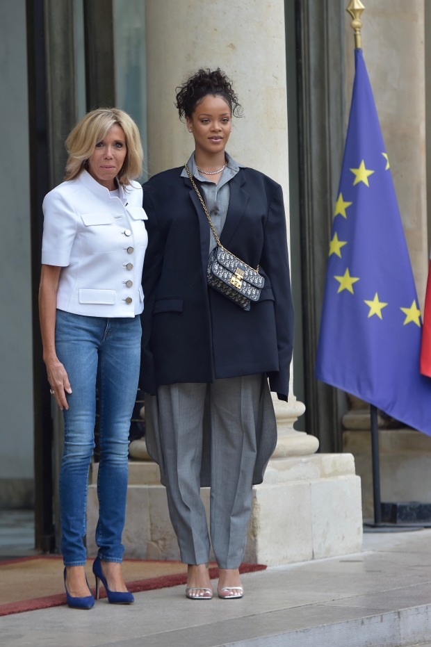 Rihanna und First Lady Brigitte Macron | Credit: Franck Castel/Zuma/picturedesk.com