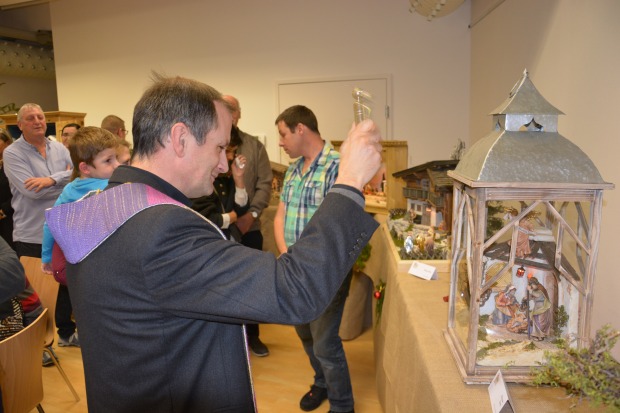 Pfarrer Wolfgang Meixner bei der traditionellen Krippenweihe
