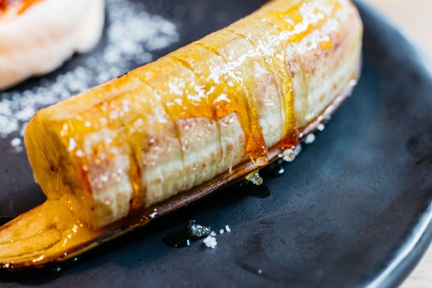 In Scheiben geschnittene gebackene Banane mit Honig