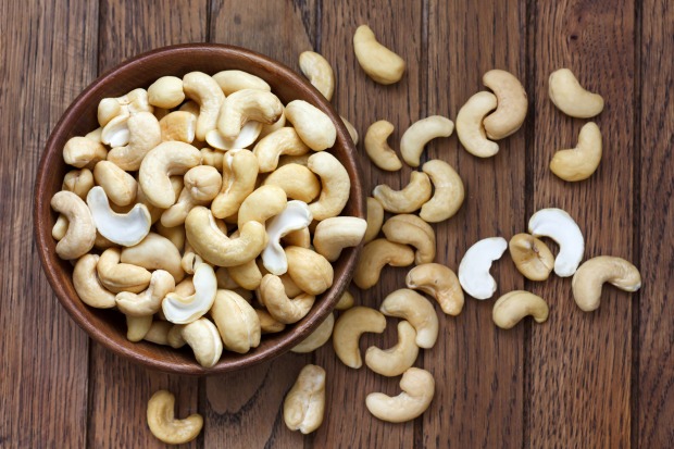 Cashewnüsse ohne Schalen in einem Holzgefäß