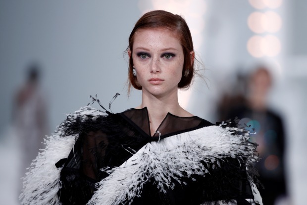 Model auf dem Laufsteg für die Chanel Fashionshow Sommer 2021