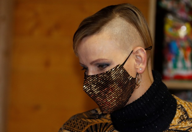 Charlene von Monaco mit Mundnasenschutz und über den Ohren ausrasierten Haaren