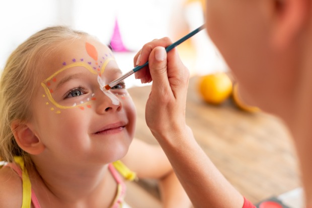 Fasching Gesichter schminken | Credit: iStock.com/Andrea Obzerova