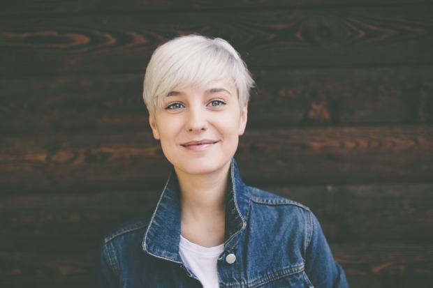 Junge Frau mit grauen kurzen Haaren