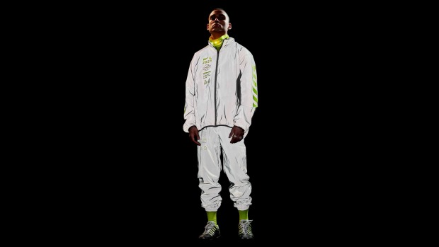 Mann im weißen Sportoutfit