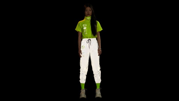 Frau im bunten Sportoutfit