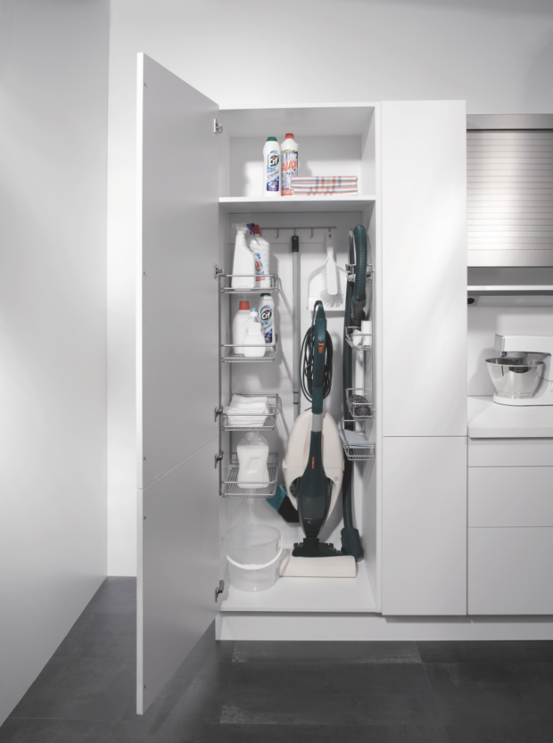Besen- und Putzmittelhochschrank | Credit: EWE
