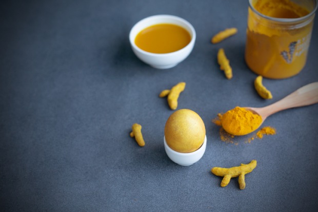 Ei mit Kurkuma färben | Credit: iStock.com/KarinaBost
