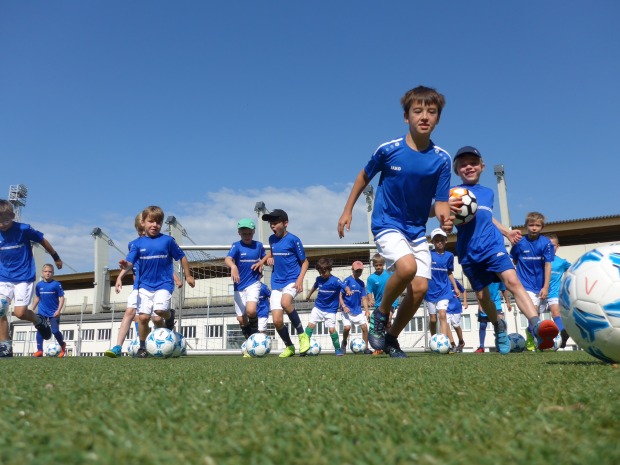 Junge Buben beim Fußball-Match