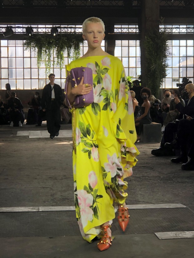 Je mehr, desto lieber: Valentino setzt auf leuchtende Farben | Credit: ISABELLE SCIAMMA / AFP / picturedesk.com