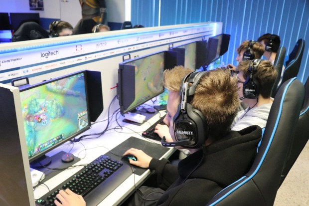 Buben ganz konzentriert beim Gamen