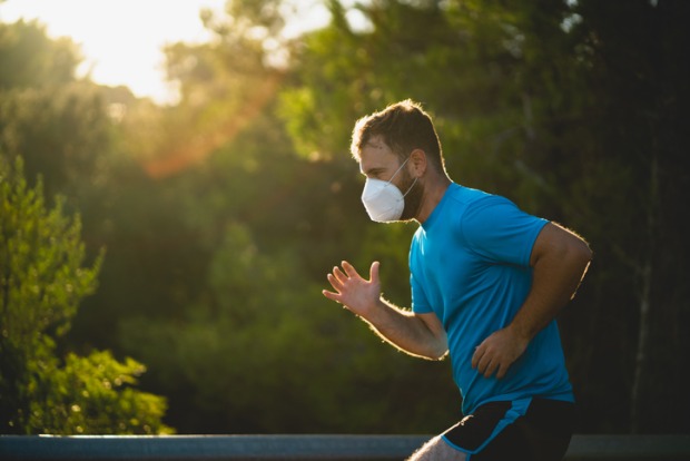 Mann läuft mit FFP2-Maske